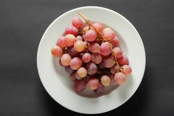 盘子里的新鲜葡萄 — 图库照片
