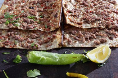 Türk geleneksel kıymalı et pidesi. Türk pizzası, Etliekmek.