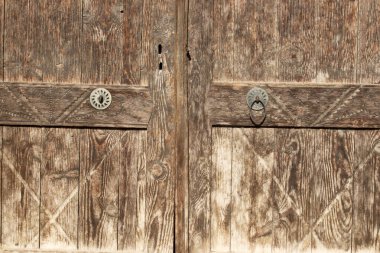 Kırsaldaki eski ahşap kapı.