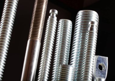 Yeni üretilmiş büyük vidalar. Kapat..