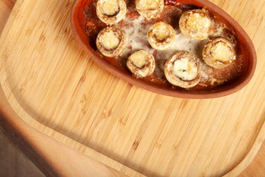 Tereyağında pişmiş beyaz mantar.