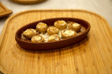 Tereyağında pişmiş beyaz mantar.