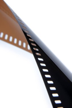 Beyaz arka planda eski 35 mm film şeridi