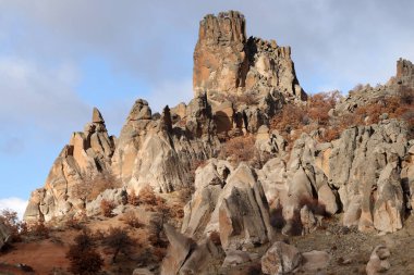 Kayalık tepe. Erotik kayalar. Rüzgar aşınması. Doğa manzarası arka planı.