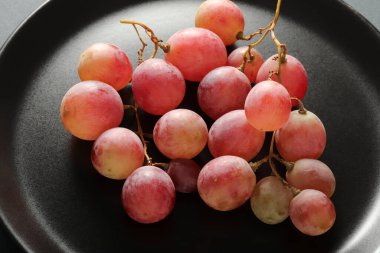 Tabakta taze üzüm var.