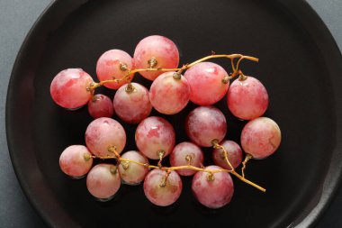 Tabakta taze üzüm var.