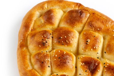 Beyaz arka planda Türk Ramazan Pidesi