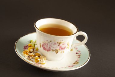 Kurutulmuş papatya ve papatya çayı.