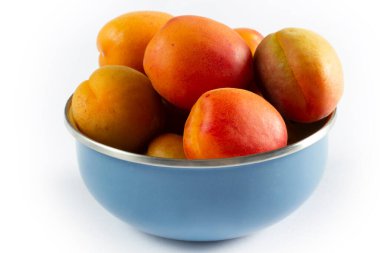 Lezzetli ve taze kayısılar tabakta