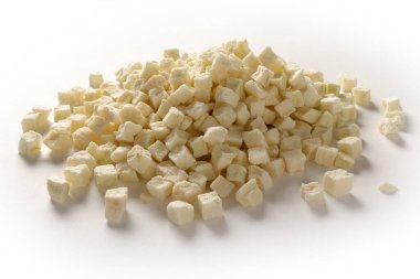 Kurutulmuş elma dilimleri yakın.