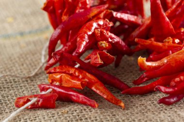 Kırmızı kurutulmuş çok acı biber.