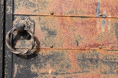 Eski perçinlenmiş demir kapı. Metal saplı..
