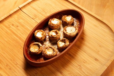 Tereyağında pişmiş beyaz mantar.