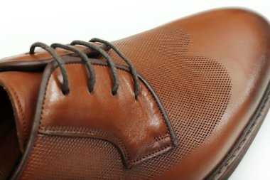 Zarif el yapımı deri kahverengi ayakkabılar.