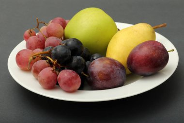 Taze meyve üzümü, erik, elma, armut.