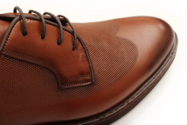 Zarif el yapımı deri kahverengi ayakkabılar.