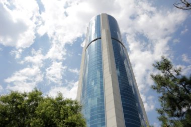 Şehir mimarisi donuk gökdelen mavisi gökyüzü