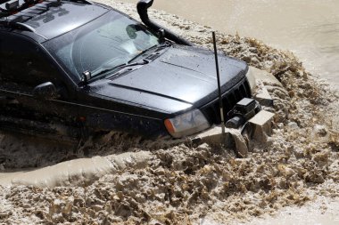 4x4 çamurda büyük bir sıçrama yapıyor. Off-road yarışı.