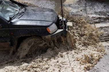 4x4 çamurda büyük bir sıçrama yapıyor. Off-road yarışı.