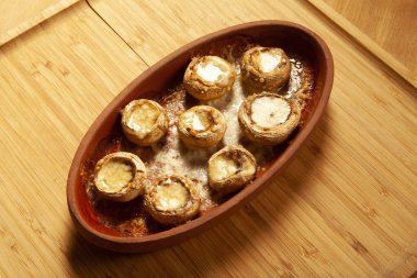 Tereyağında pişmiş beyaz mantar.