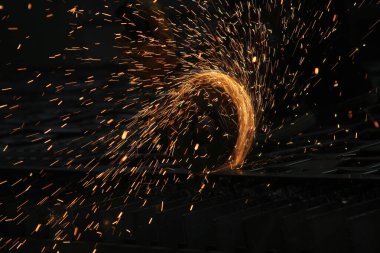 Çelik kesici ve atölyede kıvılcımlar.