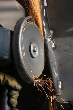 Çelik kesici ve atölyede kıvılcımlar.