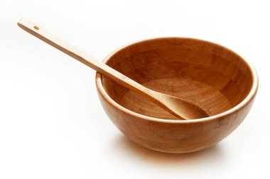 Beyaz arka planda bambu tabağı ve kaşık..