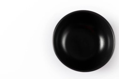 beyaz arkaplanda siyah boş seramik plaka