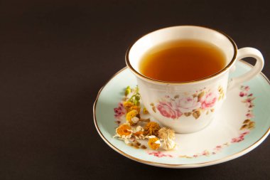 Kurutulmuş papatya ve papatya çayı.