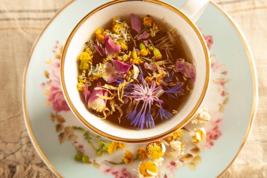 Çeşitli çiçeklerden yapılmış bitki çayı.