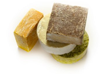 Beyaz arka planda çeşitli doğal sabunlar.