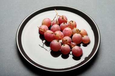 Tabakta taze üzüm var.