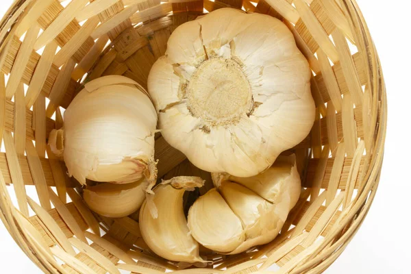 Knoflook Een Rieten Mand — Stockfoto