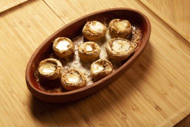 Tereyağında pişmiş beyaz mantar.