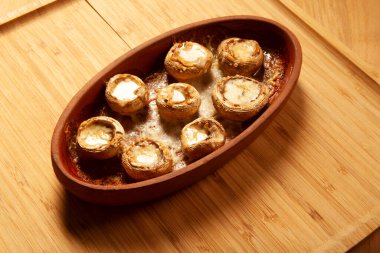 Tereyağında pişmiş beyaz mantar.