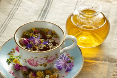 Çeşitli çiçeklerden yapılmış bitki çayı.