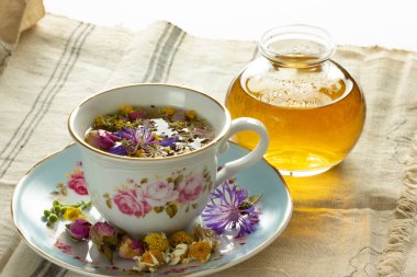 Çeşitli çiçeklerden yapılmış bitki çayı.