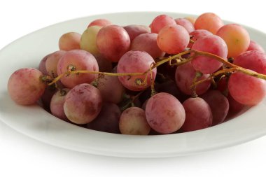 Tabakta taze üzüm var.