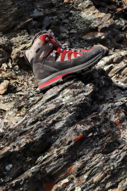 Kaliteli kadın dağ botları. Kaya tırmanışı.