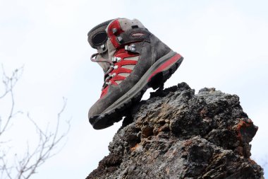 Kaliteli kadın dağ botları. Kaya tırmanışı.
