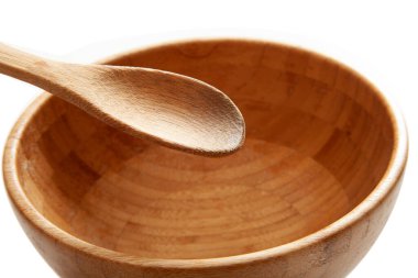 Beyaz arka planda bambu tabağı ve kaşık..