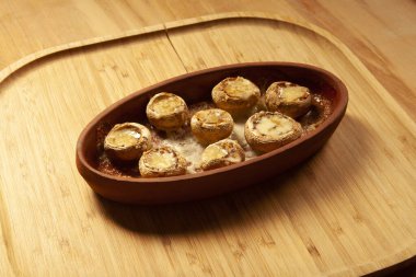 Tereyağında pişmiş beyaz mantar.