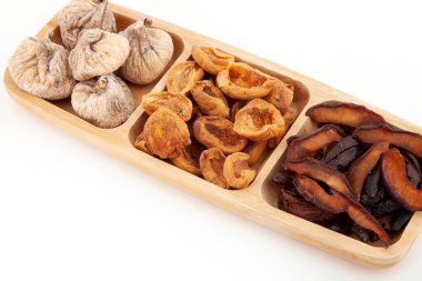 Sağlıklı yiyecekler... Kurutulmuş meyve, kurutulmuş incir, kurutulmuş erik, kurutulmuş kayısı.