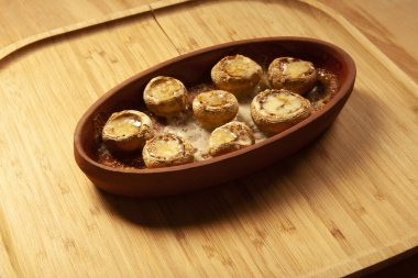 Tereyağında pişmiş beyaz mantar.