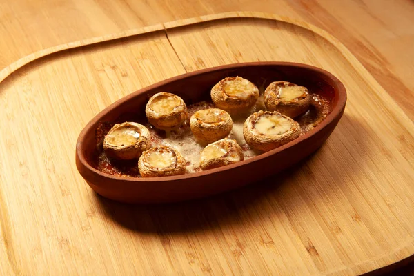 Tereyağında pişmiş beyaz mantar.