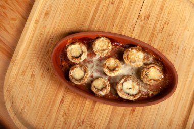 Tereyağında pişmiş beyaz mantar.