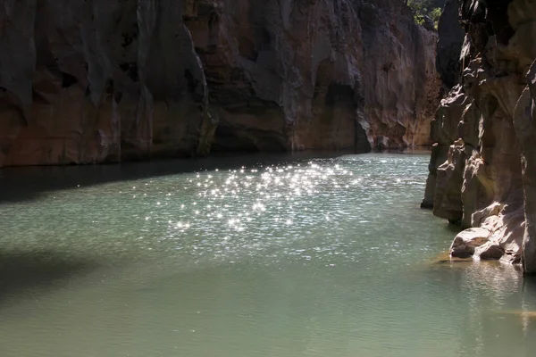 Eau Courante Dans Vallée Rocheuse — Photo