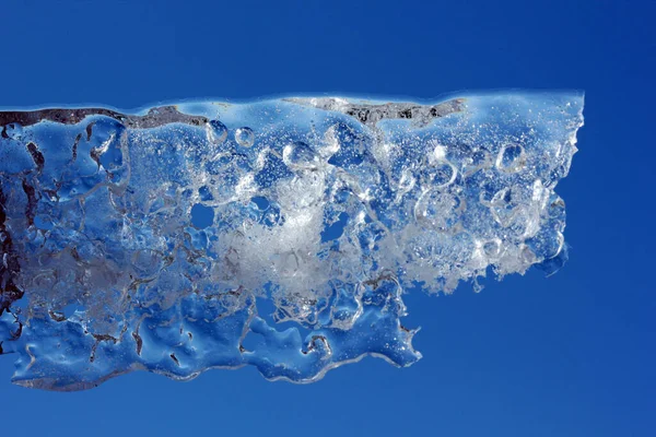 冰柱朝向蓝天 — 图库照片