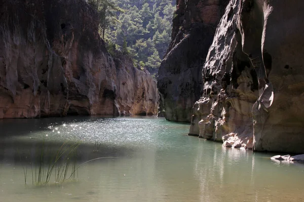 Eau Courante Dans Vallée Rocheuse — Photo