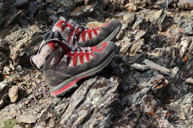 Kaliteli kadın dağ botları. Kaya tırmanışı.